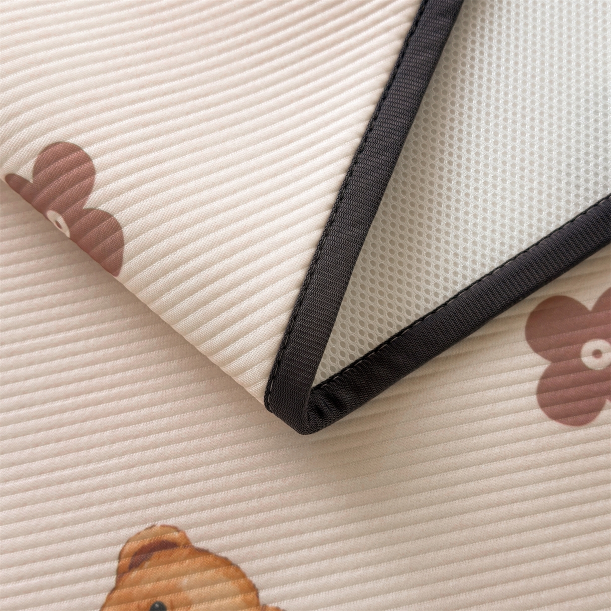 91家纺网 家纺一手货源 找家纺 源舍家纺 2026新款泰迪爱兰系列（正版授权）A类三明治复合印花斜纹豆豆软凉席学生床 泰迪四叶草