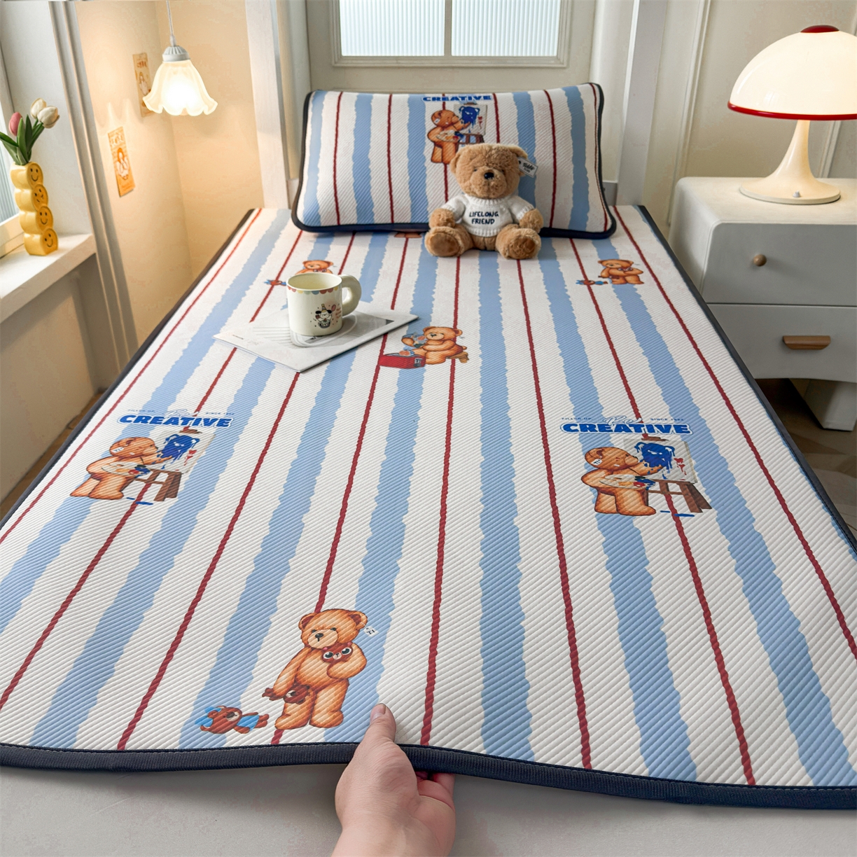 91家纺网 家纺一手货源 找家纺 源舍家纺 2026新款泰迪爱兰系列（正版授权）A类三明治复合印花斜纹豆豆软凉席学生床 泰迪条纹蓝