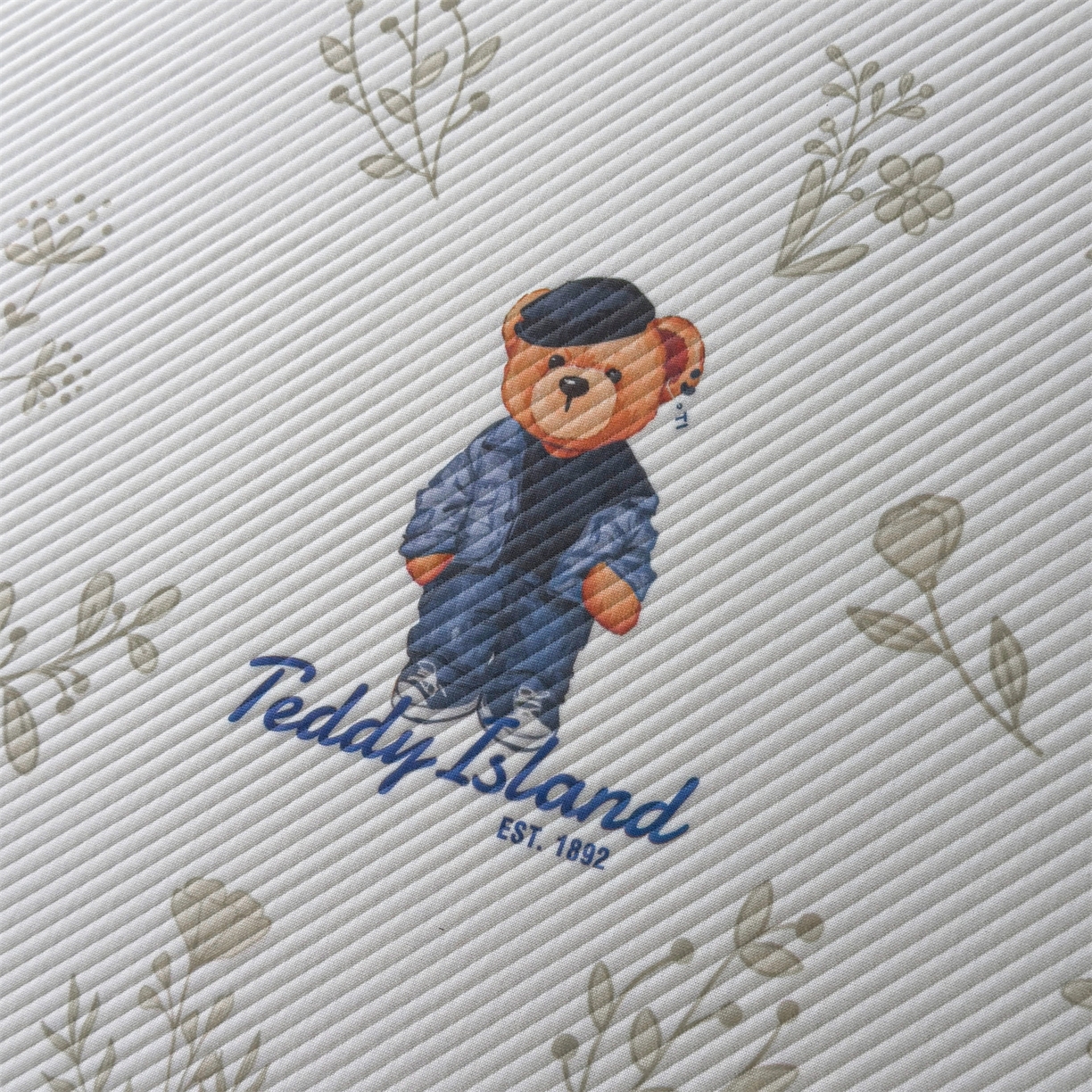 91家纺网 家纺一手货源 找家纺 源舍家纺 2026新款泰迪爱兰系列（正版授权）A类三明治复合印花斜纹豆豆软凉席学生床 泰迪樱桃