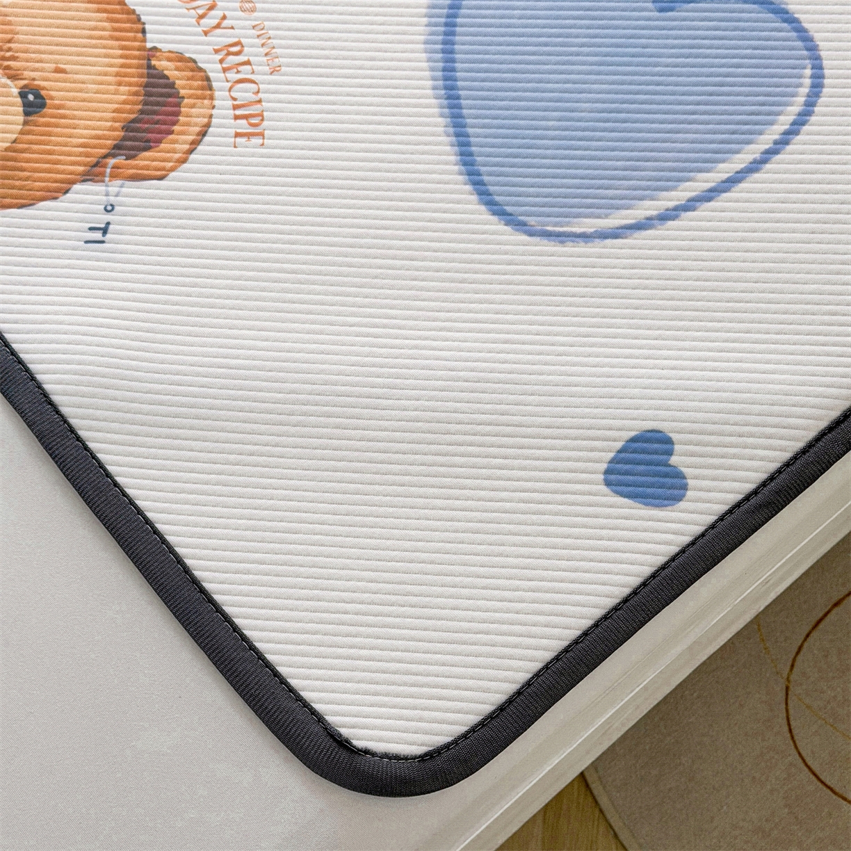 91家纺网 家纺一手货源 找家纺 源舍家纺 2026新款泰迪爱兰系列（正版授权）A类三明治复合印花斜纹豆豆软凉席学生床 泰迪蓝心