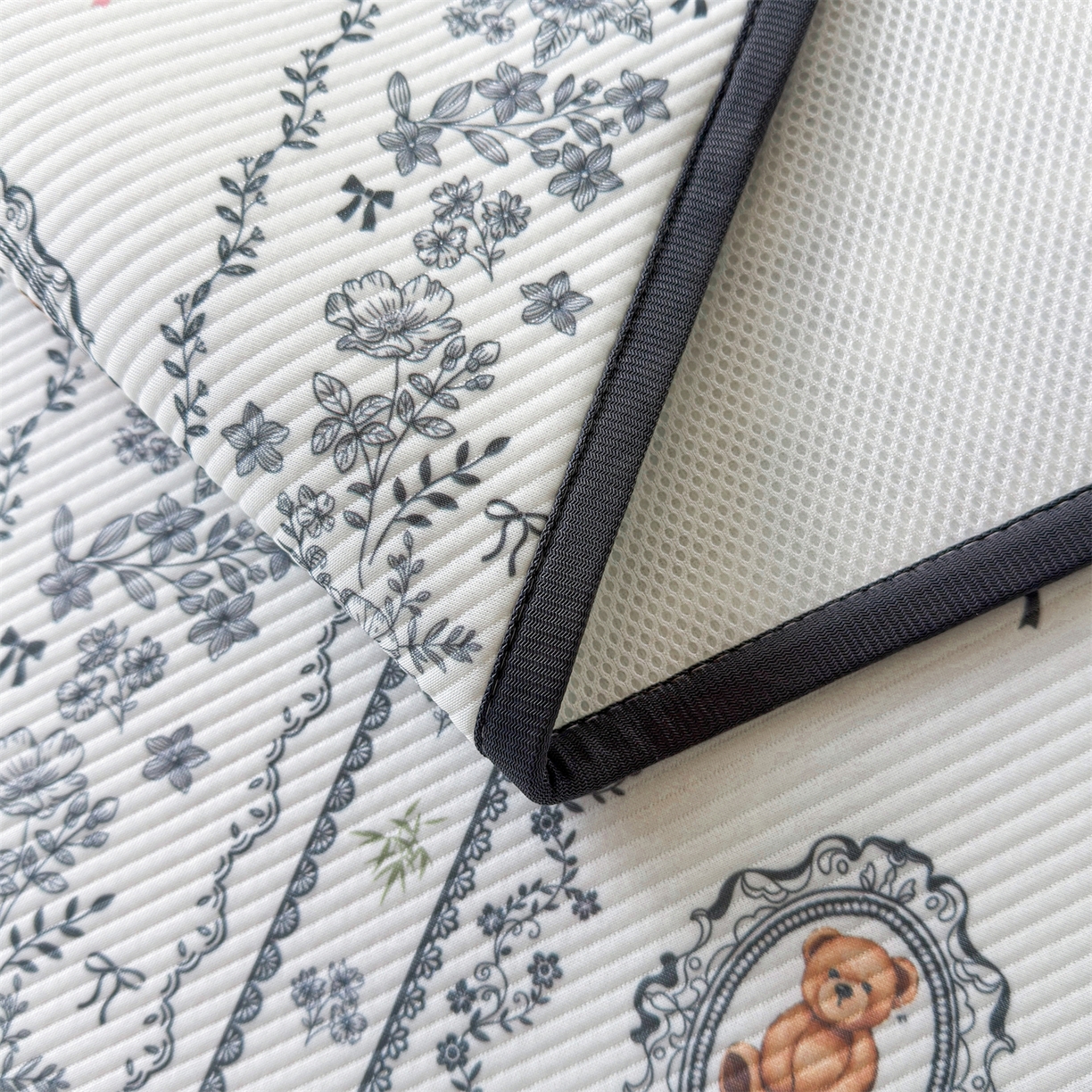 91家纺网 家纺一手货源 找家纺 源舍家纺 2026新款泰迪爱兰系列（正版授权）A类三明治复合印花斜纹豆豆软凉席学生床 泰迪花镜