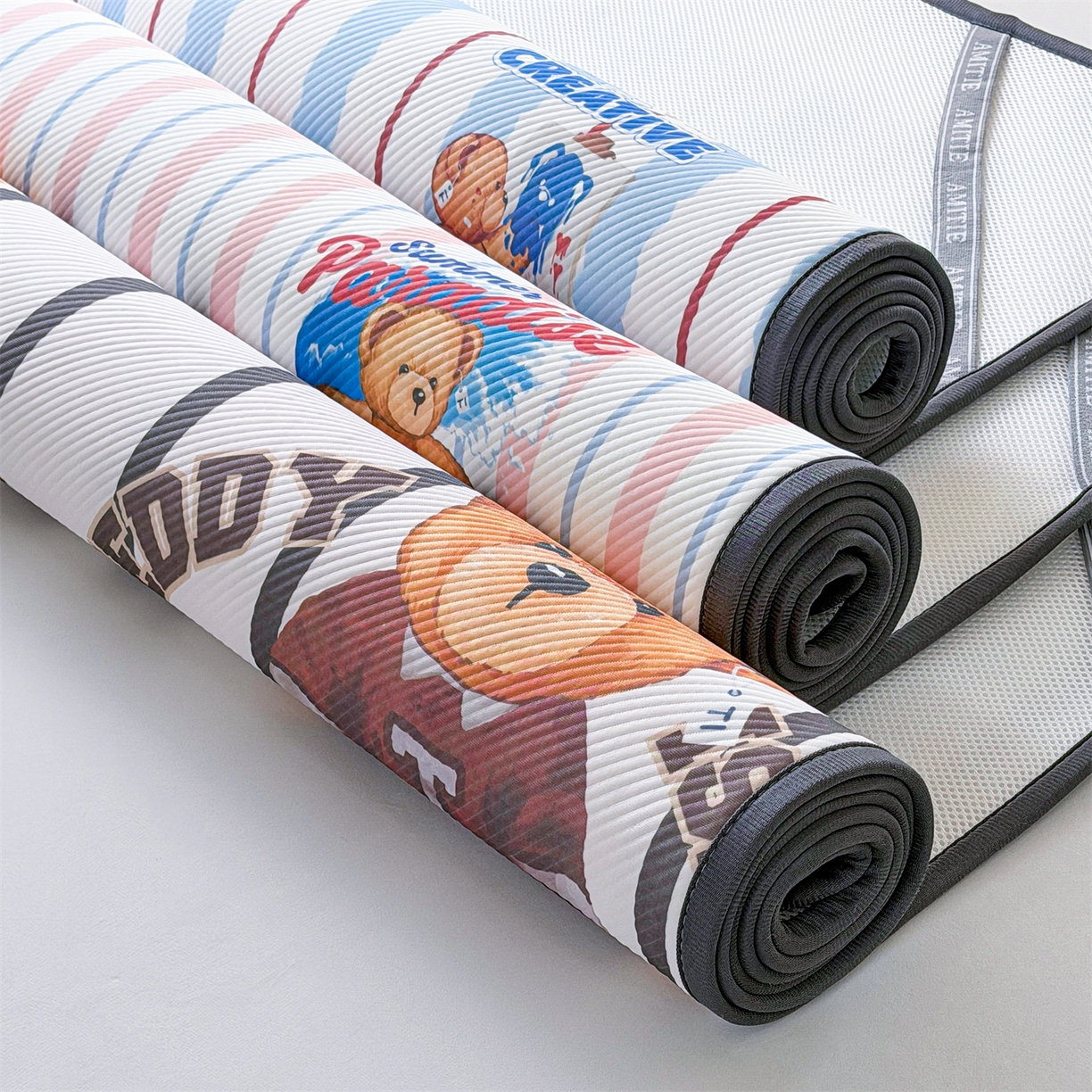 91家纺网 家纺一手货源 找家纺 源舍家纺 2026新款泰迪爱兰系列（正版授权）A类三明治复合印花斜纹豆豆软凉席学生床 泰迪甜点