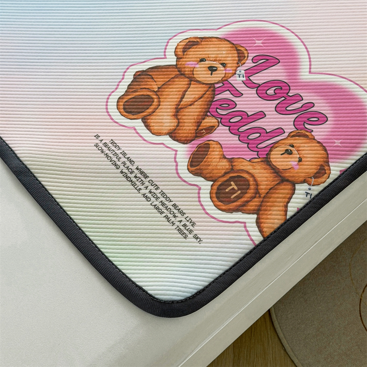 91家纺网 家纺一手货源 找家纺 源舍家纺 2026新款泰迪爱兰系列（正版授权）A类三明治复合印花斜纹豆豆软凉席学生床 泰迪炫彩