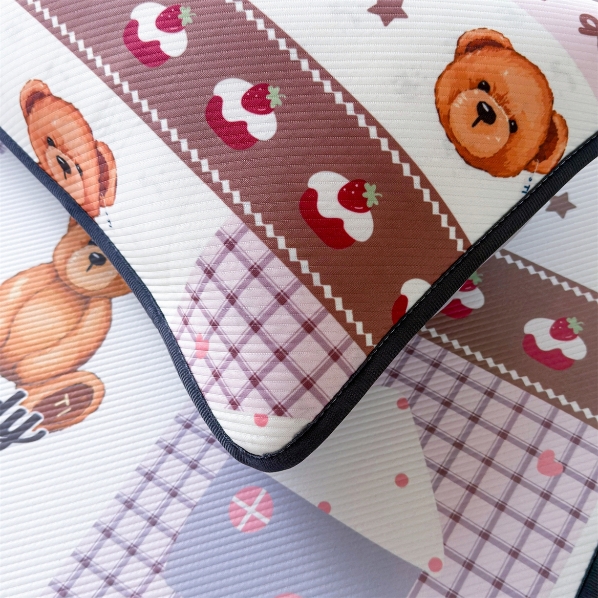 91家纺网 家纺一手货源 找家纺 源舍家纺 2026新款泰迪爱兰系列（正版授权）A类三明治复合印花斜纹豆豆软凉席学生床 泰迪甜点