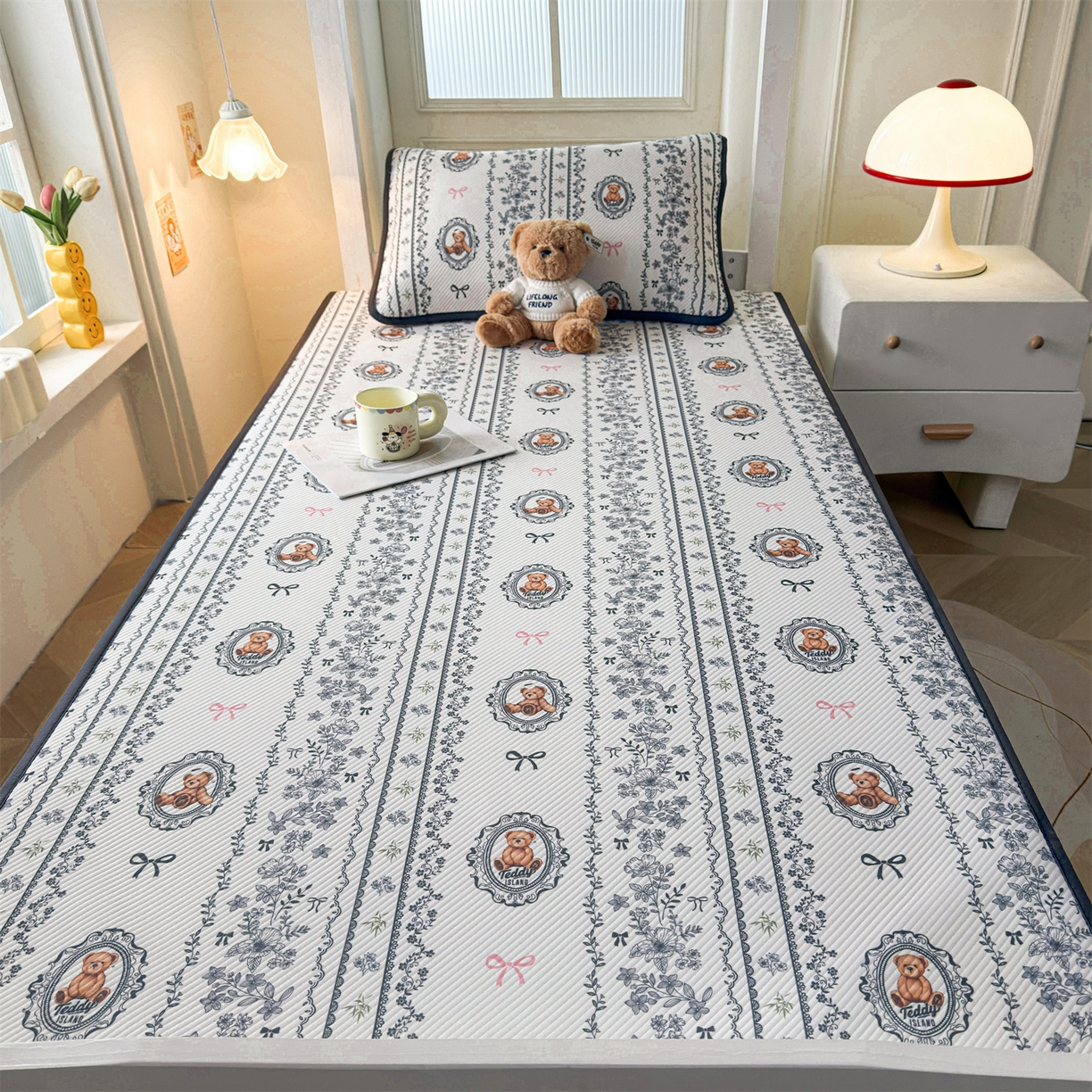 91家纺网 家纺一手货源 找家纺 源舍家纺 2026新款泰迪爱兰系列（正版授权）A类三明治复合印花斜纹豆豆软凉席学生床 泰迪花镜