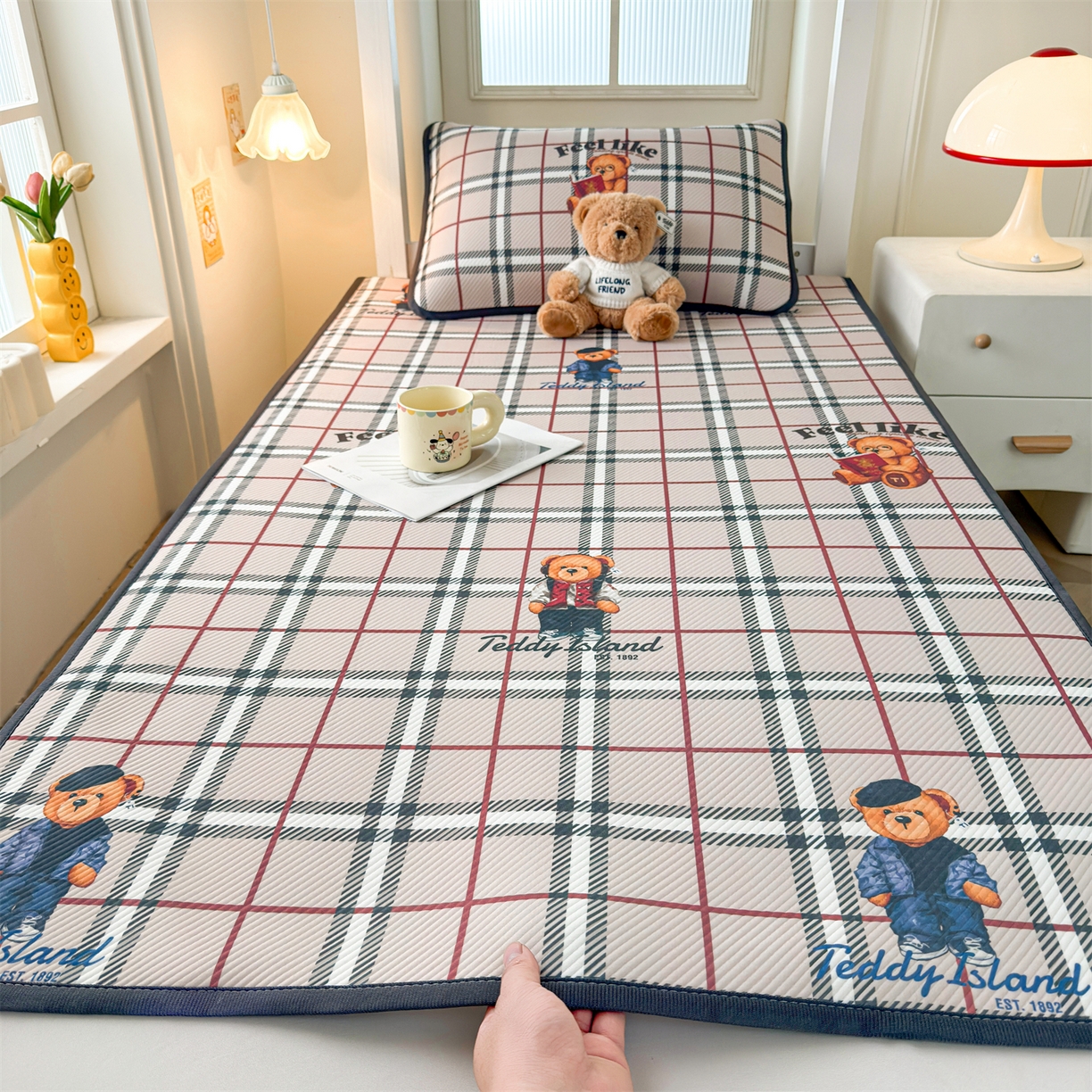 91家纺网 家纺一手货源 找家纺 源舍家纺 2026新款泰迪爱兰系列（正版授权）A类三明治复合印花斜纹豆豆软凉席学生床 泰迪英伦