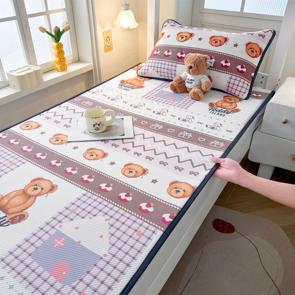 91家纺网 家纺一手货源 找家纺 源舍家纺 2026新款泰迪爱兰系列（正版授权）A类三明治复合印花斜纹豆豆软凉席学生床 泰迪甜点