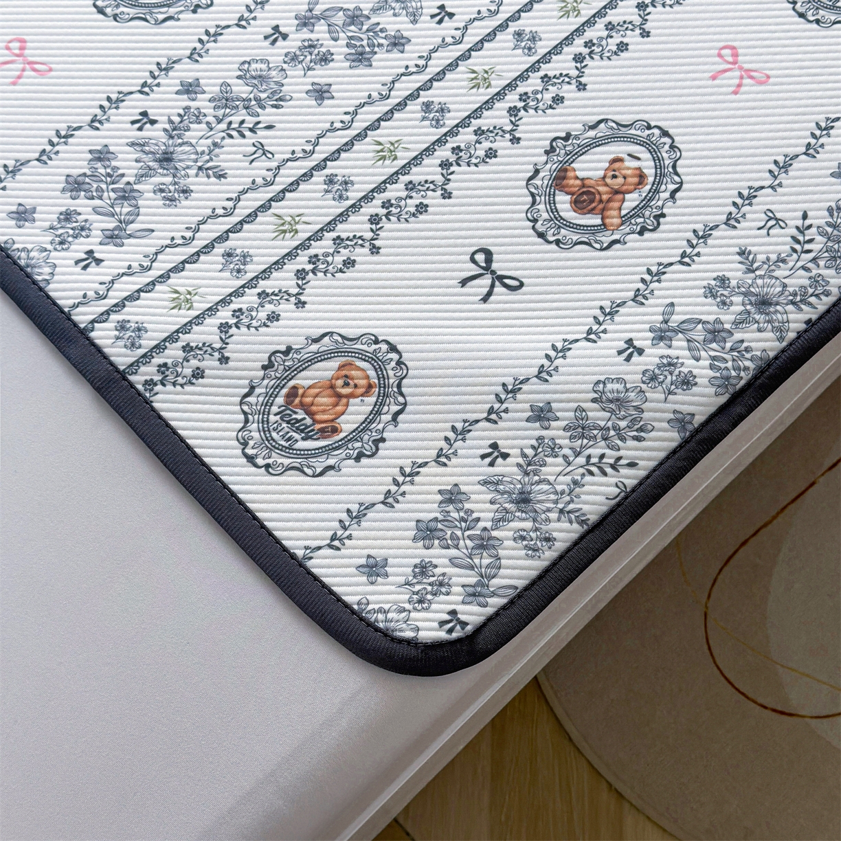 91家纺网 家纺一手货源 找家纺 源舍家纺 2026新款泰迪爱兰系列（正版授权）A类三明治复合印花斜纹豆豆软凉席学生床 泰迪花镜