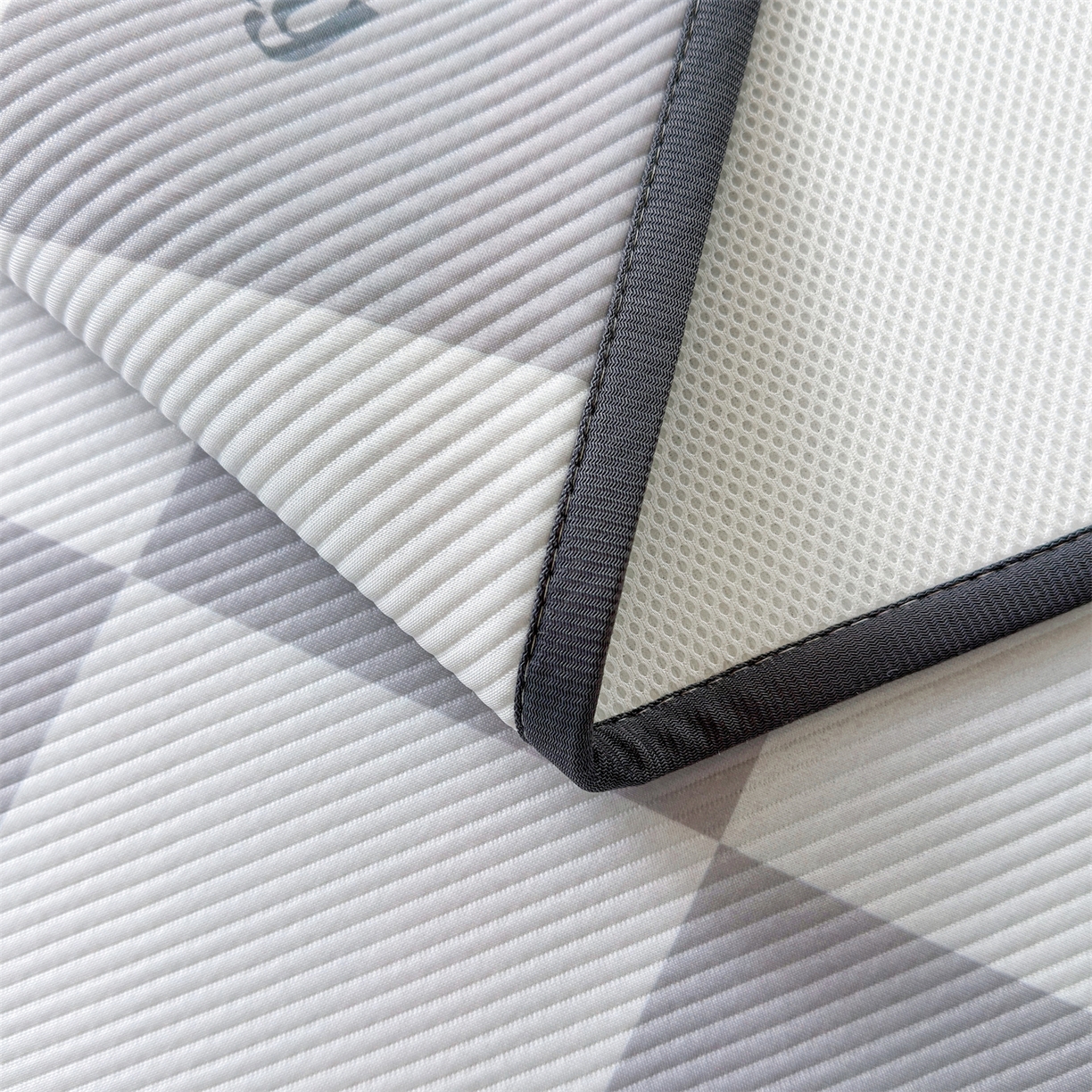 91家纺网 家纺一手货源 找家纺 源舍家纺 2026新款泰迪爱兰系列（正版授权）A类三明治复合印花斜纹豆豆软凉席学生床 泰迪灰格