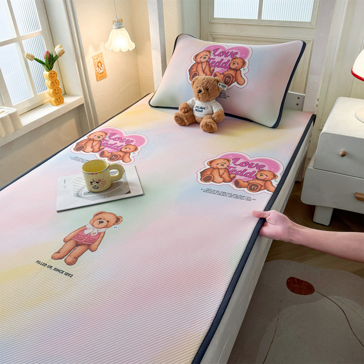 91家纺网 家纺一手货源 找家纺 源舍家纺 2026新款泰迪爱兰系列（正版授权）A类三明治复合印花斜纹豆豆软凉席学生床 泰迪炫彩