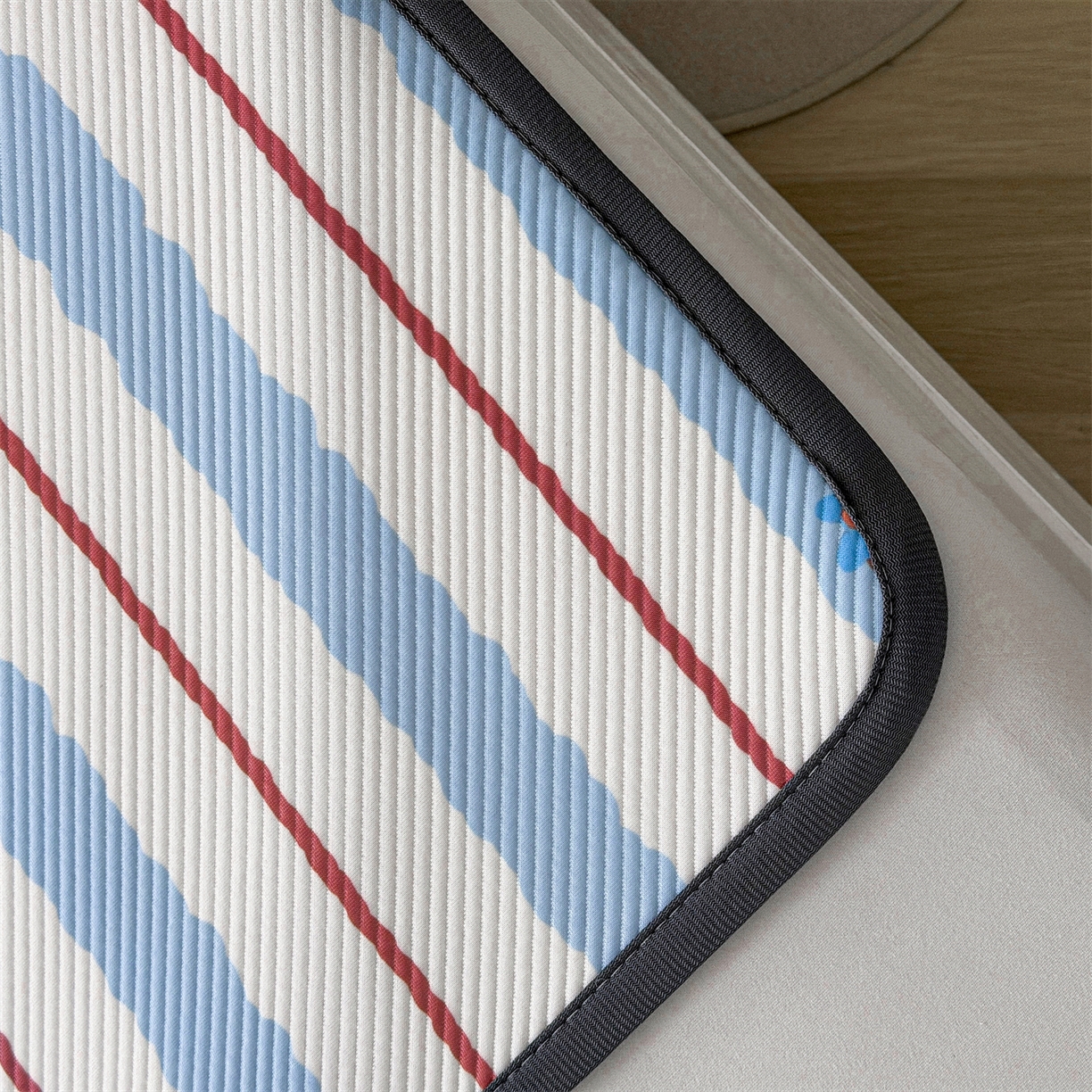 91家纺网 家纺一手货源 找家纺 源舍家纺 2026新款泰迪爱兰系列（正版授权）A类三明治复合印花斜纹豆豆软凉席学生床 泰迪条纹蓝