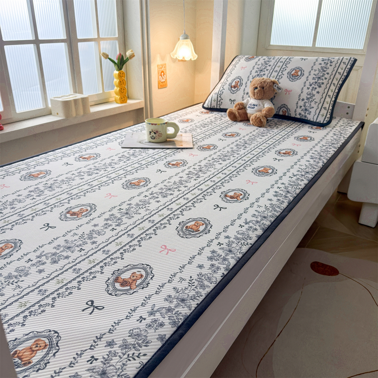 91家纺网 家纺一手货源 找家纺 源舍家纺 2026新款泰迪爱兰系列（正版授权）A类三明治复合印花斜纹豆豆软凉席学生床 泰迪花镜