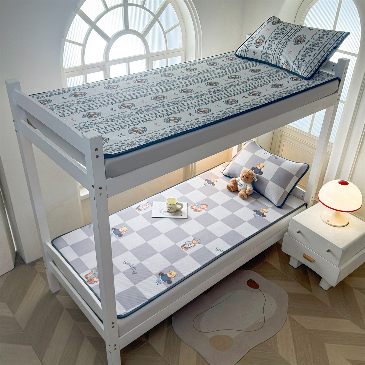 91家纺网 家纺一手货源 找家纺 源舍家纺 2026新款泰迪爱兰系列（正版授权）A类三明治复合印花斜纹豆豆软凉席学生床 泰迪灰格