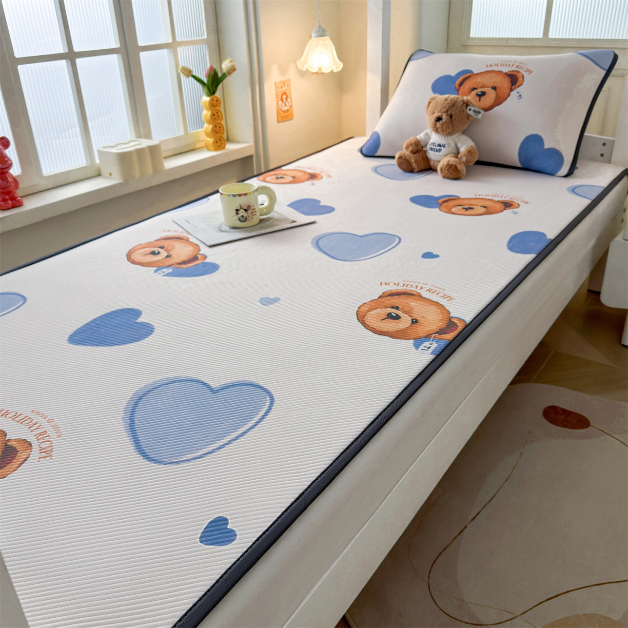 91家纺网 家纺一手货源 找家纺 源舍家纺 2026新款泰迪爱兰系列（正版授权）A类三明治复合印花斜纹豆豆软凉席学生床 泰迪蓝心