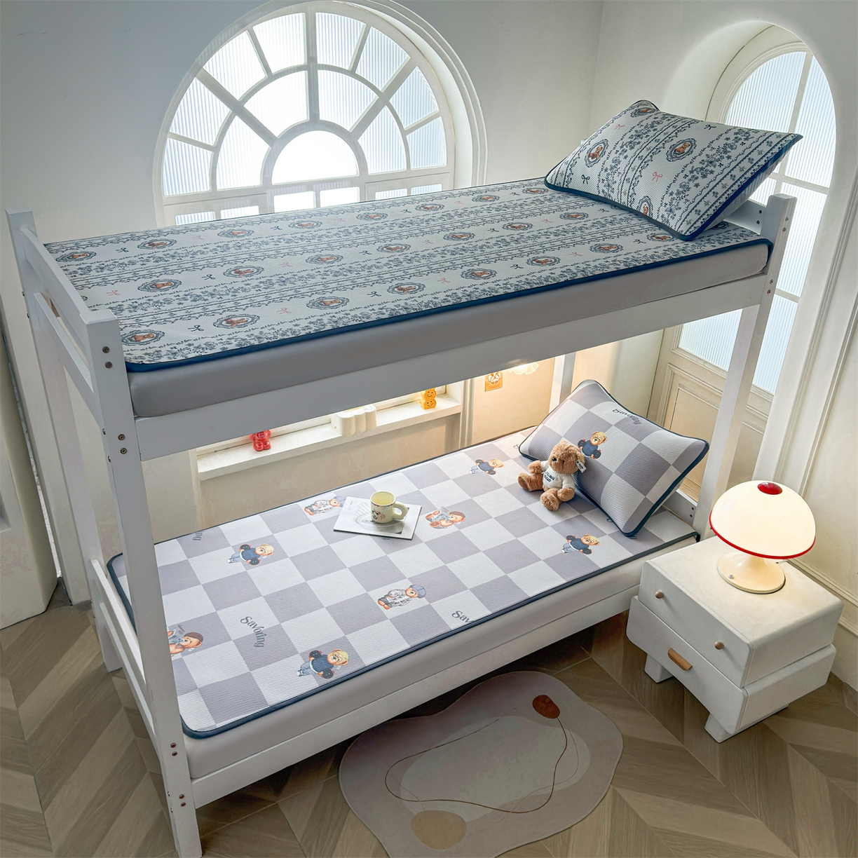 91家纺网 家纺一手货源 找家纺 源舍家纺 2026新款泰迪爱兰系列（正版授权）A类三明治复合印花斜纹豆豆软凉席学生床 泰迪灰格