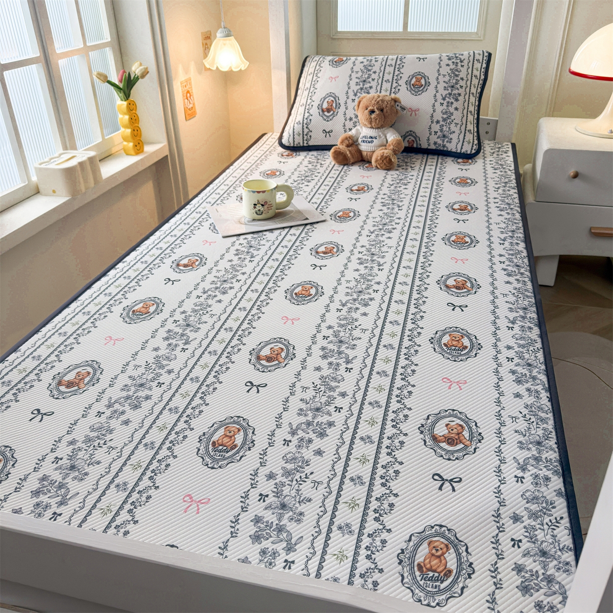 91家纺网 家纺一手货源 找家纺 源舍家纺 2026新款泰迪爱兰系列（正版授权）A类三明治复合印花斜纹豆豆软凉席学生床 泰迪花镜