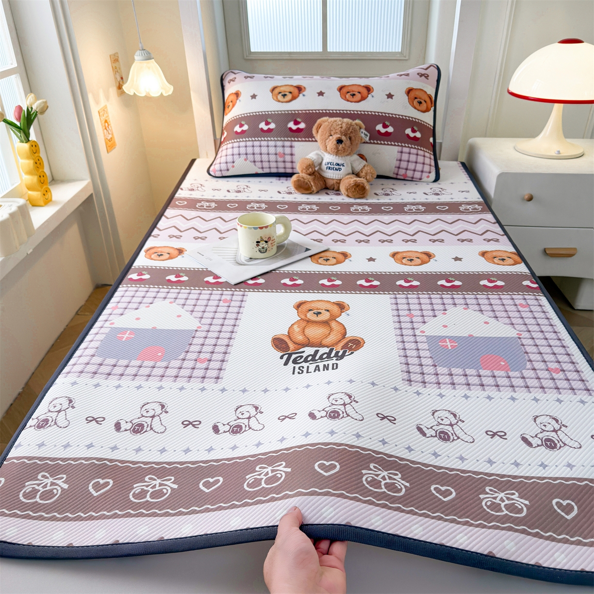 91家纺网 家纺一手货源 找家纺 源舍家纺 2026新款泰迪爱兰系列（正版授权）A类三明治复合印花斜纹豆豆软凉席学生床 泰迪甜点