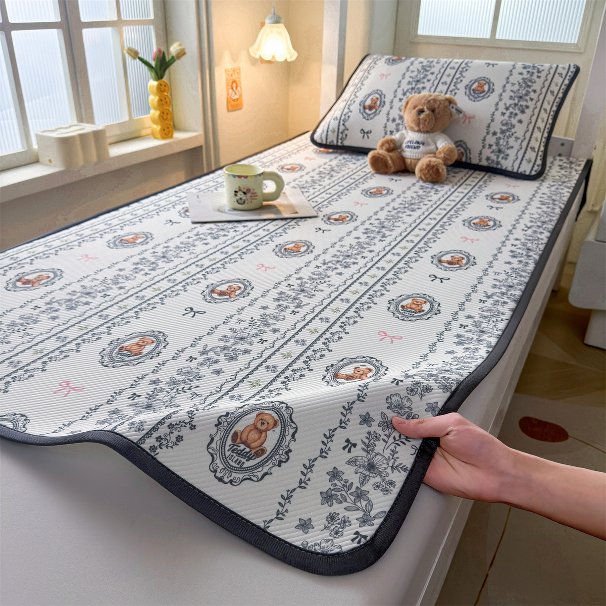 91家纺网 家纺一手货源 找家纺 源舍家纺 2026新款泰迪爱兰系列（正版授权）A类三明治复合印花斜纹豆豆软凉席学生床 泰迪花镜