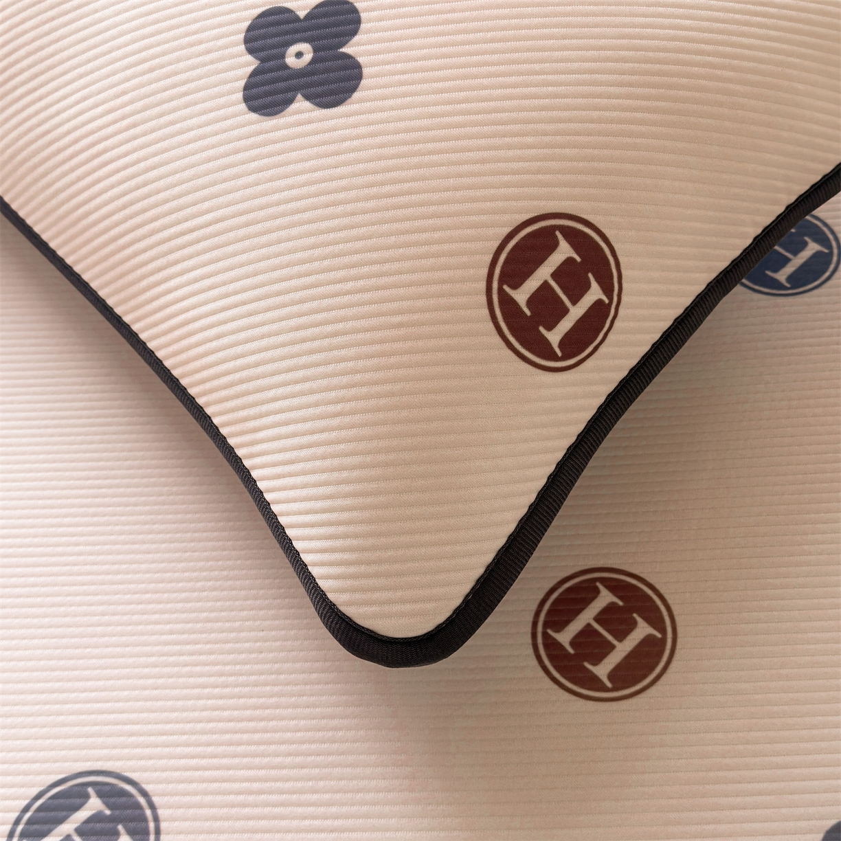 91家纺网 家纺一手货源 找家纺 源舍家纺 2026新款泰迪爱兰系列（正版授权）A类三明治复合印花斜纹豆豆软凉席学生床 泰迪四叶草