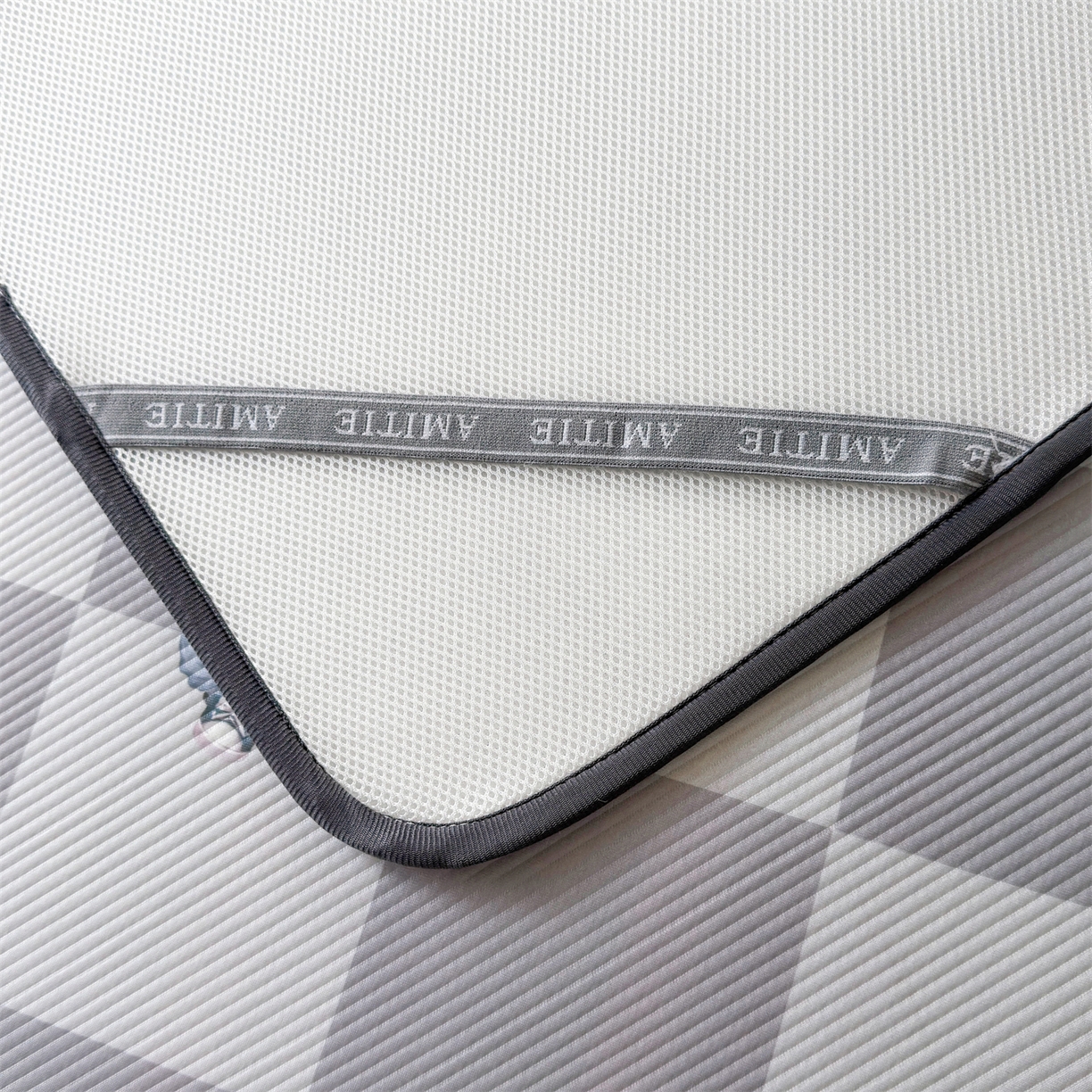 91家纺网 家纺一手货源 找家纺 源舍家纺 2026新款泰迪爱兰系列（正版授权）A类三明治复合印花斜纹豆豆软凉席学生床 泰迪灰格