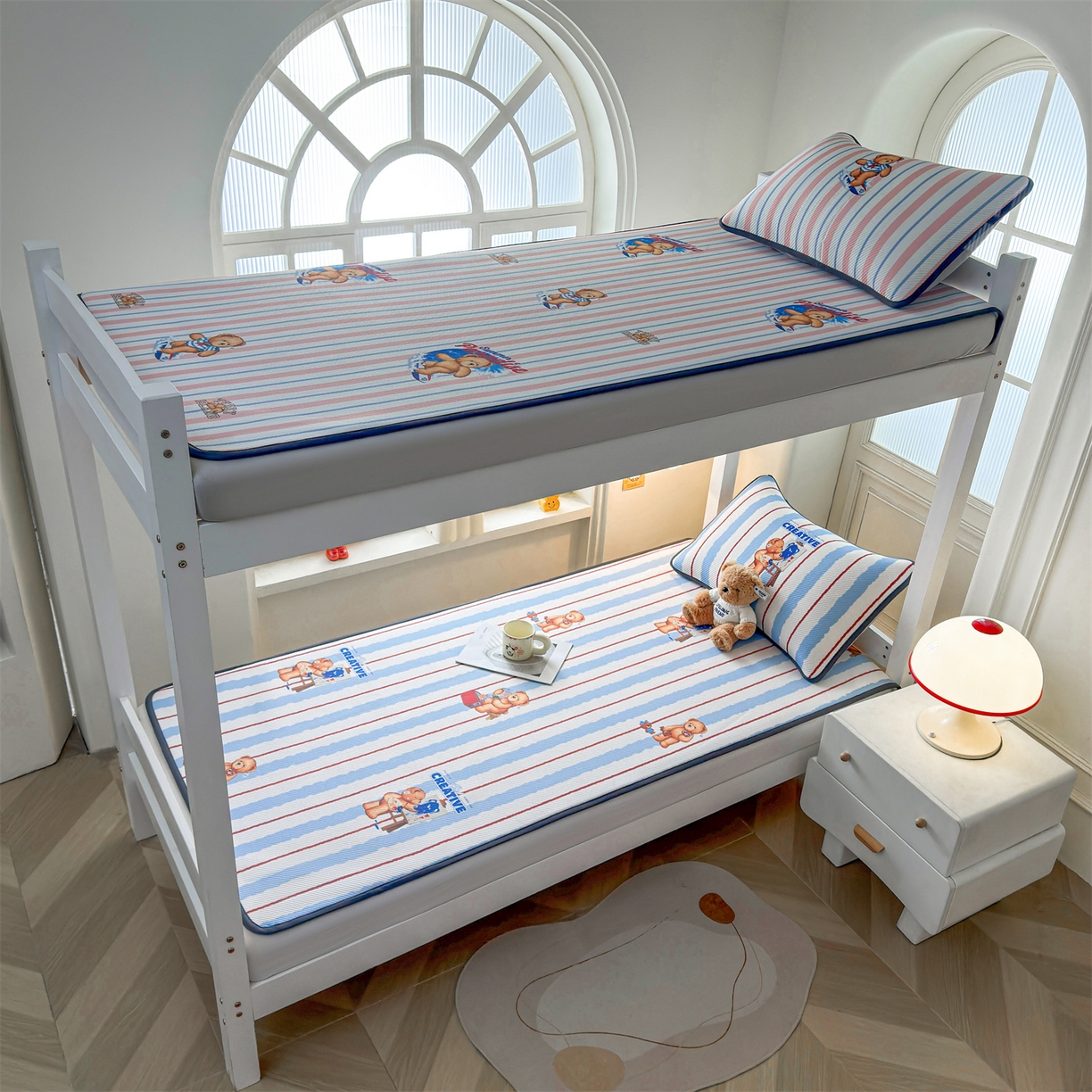 91家纺网 家纺一手货源 找家纺 源舍家纺 2026新款泰迪爱兰系列（正版授权）A类三明治复合印花斜纹豆豆软凉席学生床 泰迪条纹蓝