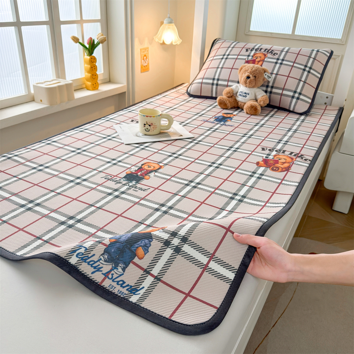 91家纺网 家纺一手货源 找家纺 源舍家纺 2026新款泰迪爱兰系列（正版授权）A类三明治复合印花斜纹豆豆软凉席学生床 泰迪英伦