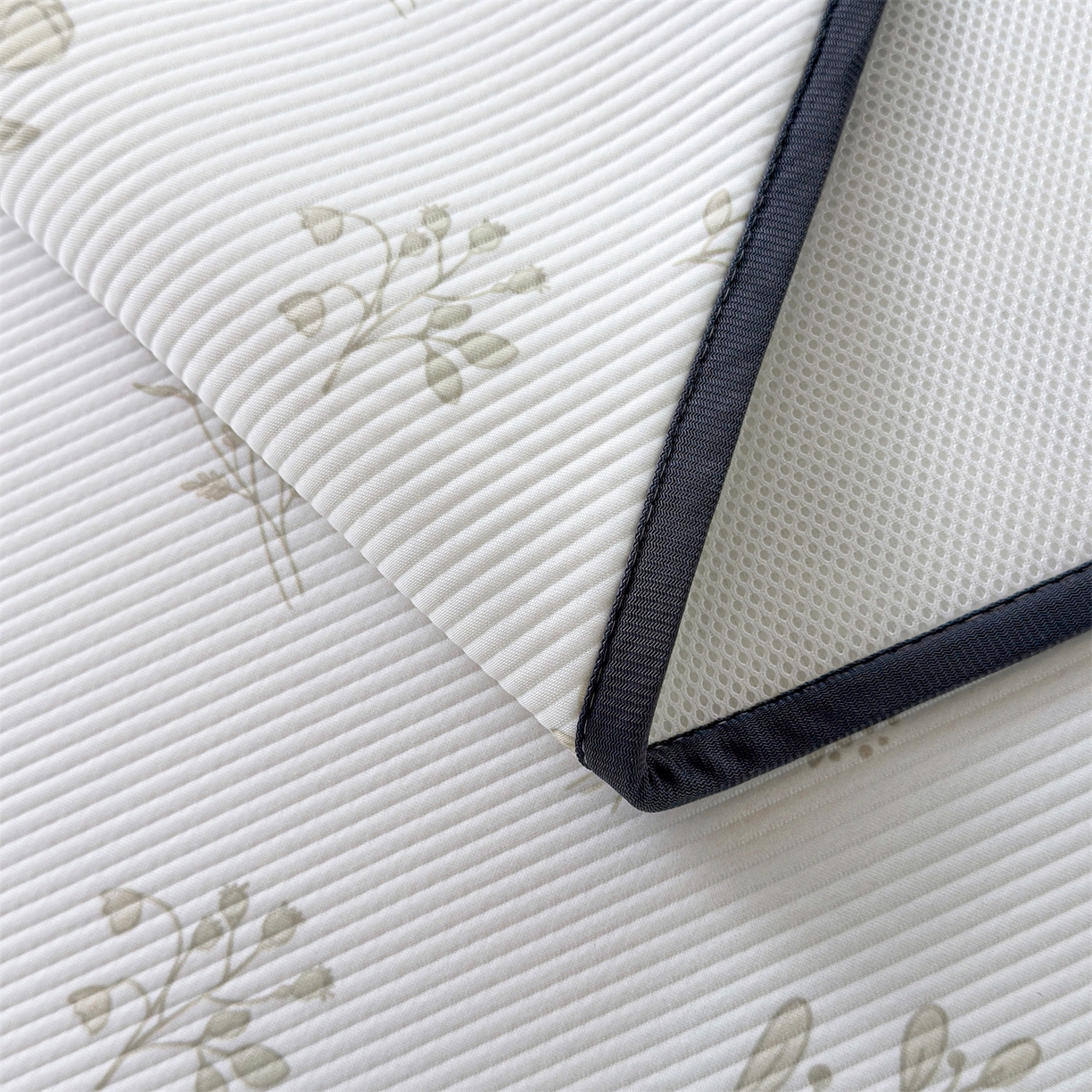 91家纺网 家纺一手货源 找家纺 源舍家纺 2026新款泰迪爱兰系列（正版授权）A类三明治复合印花斜纹豆豆软凉席学生床 泰迪樱桃