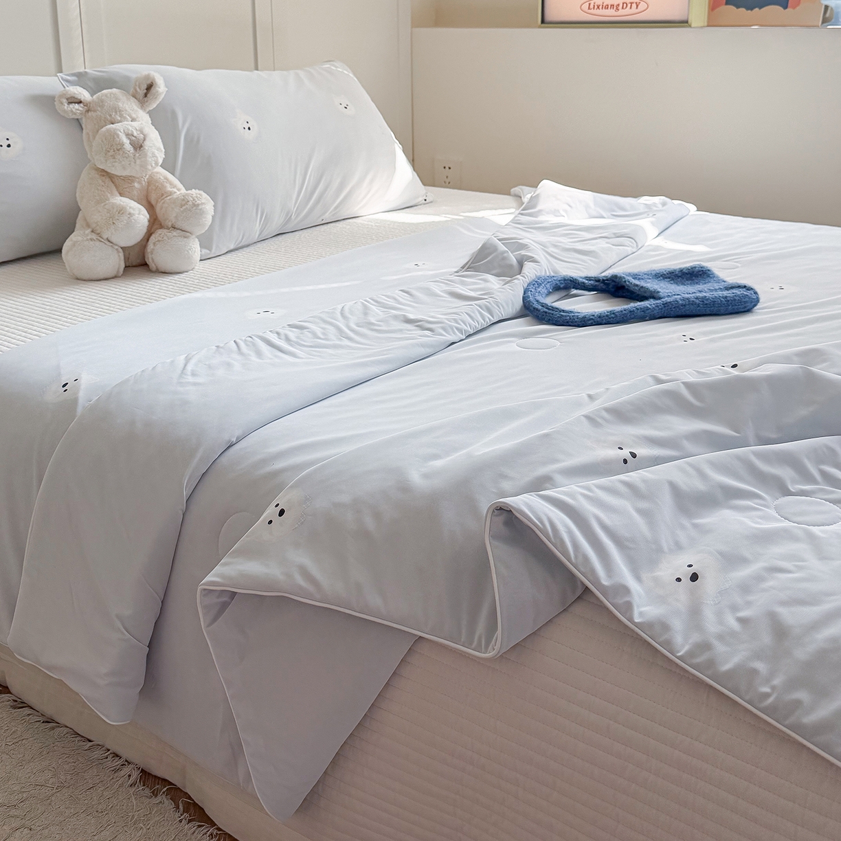 91家纺网 家纺一手货源 找家纺 金梦拉家纺 2026春夏新款锦氨凉感丝印花系列夏被空调被夏凉被 泡芙小狗