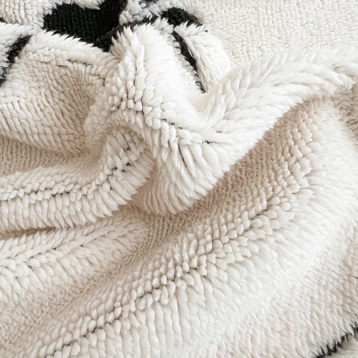 91家纺网 家纺一手货源 找家纺 娜朵家纺 2026新款阳离子牛奶绒双层毛球复合毯 齐花绽放