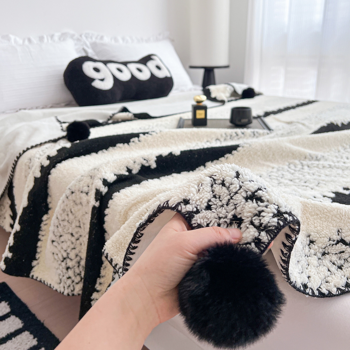 91家纺网 家纺一手货源 找家纺 娜朵家纺 2026新款阳离子牛奶绒双层毛球复合毯 黑白森林