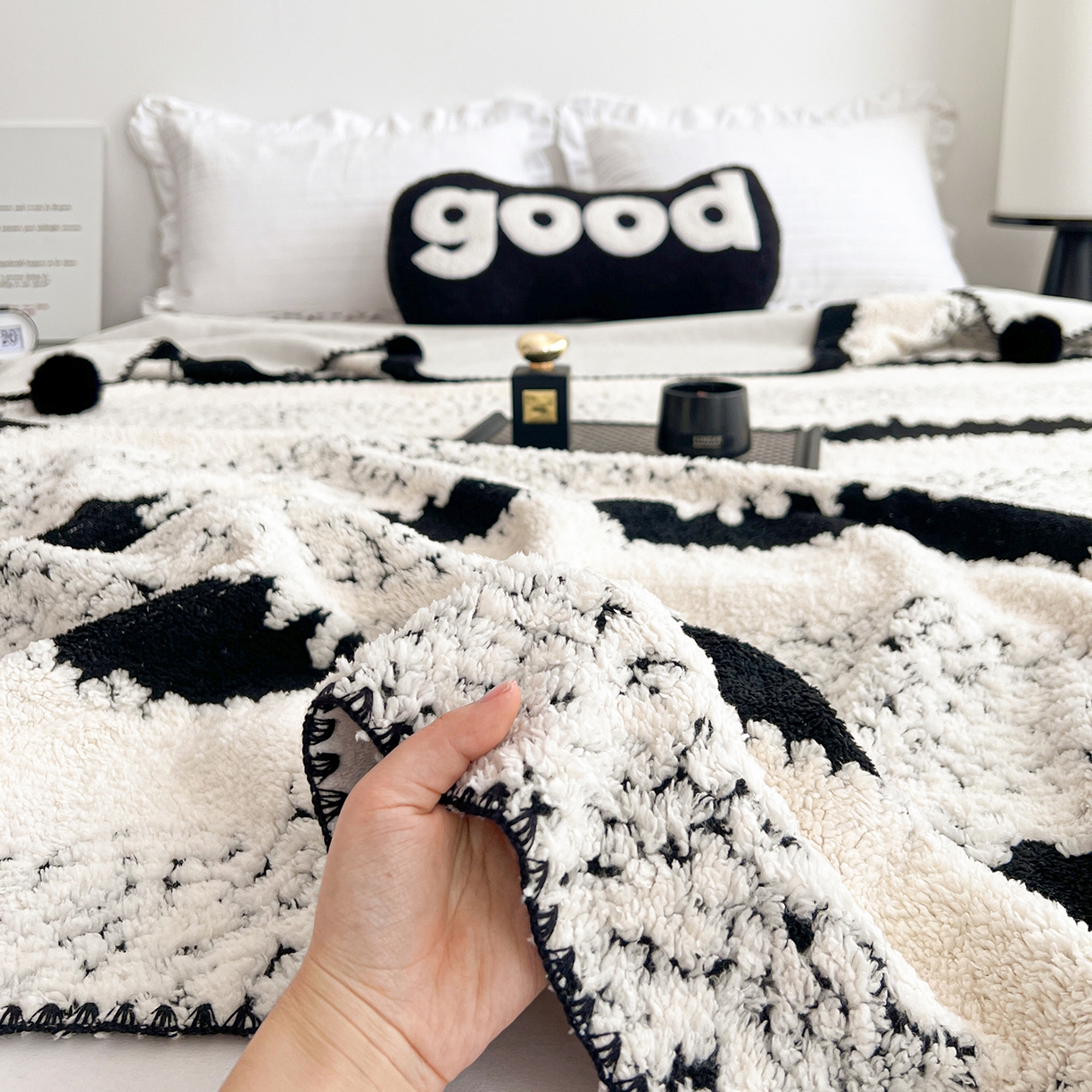 91家纺网 家纺一手货源 找家纺 娜朵家纺 2026新款阳离子牛奶绒双层毛球复合毯 黑白森林