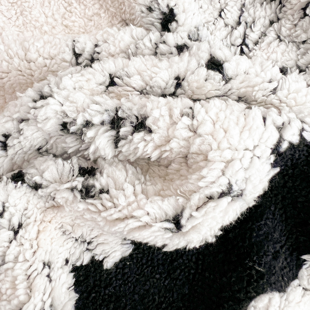 91家纺网 家纺一手货源 找家纺 娜朵家纺 2026新款阳离子牛奶绒双层毛球复合毯 黑白森林