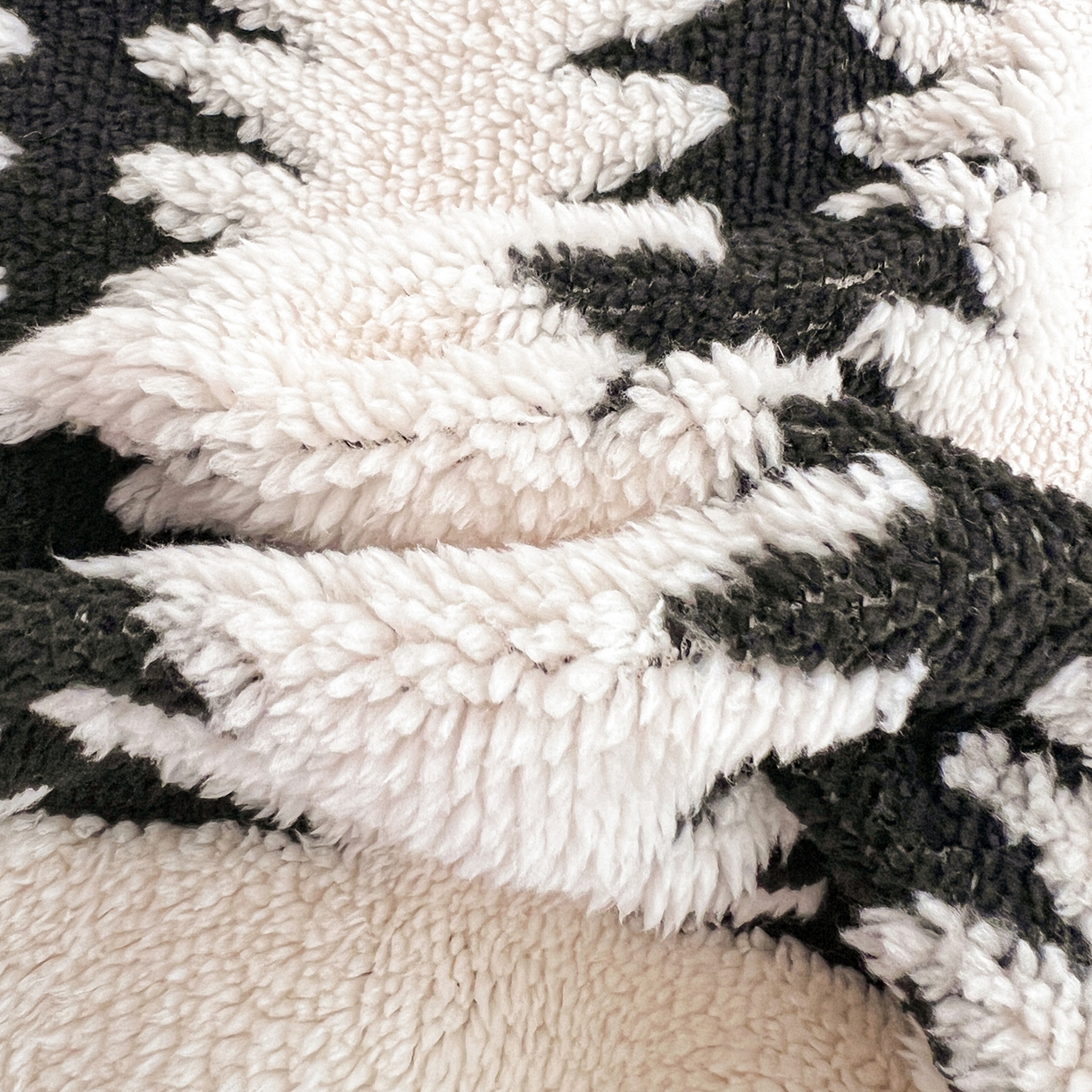 91家纺网 家纺一手货源 找家纺 娜朵家纺 2026新款阳离子牛奶绒双层毛球复合毯 步步高升