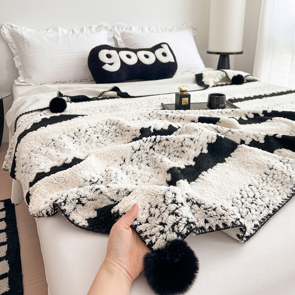 91家纺网 家纺一手货源 找家纺 娜朵家纺 2026新款阳离子牛奶绒双层毛球复合毯 黑白森林