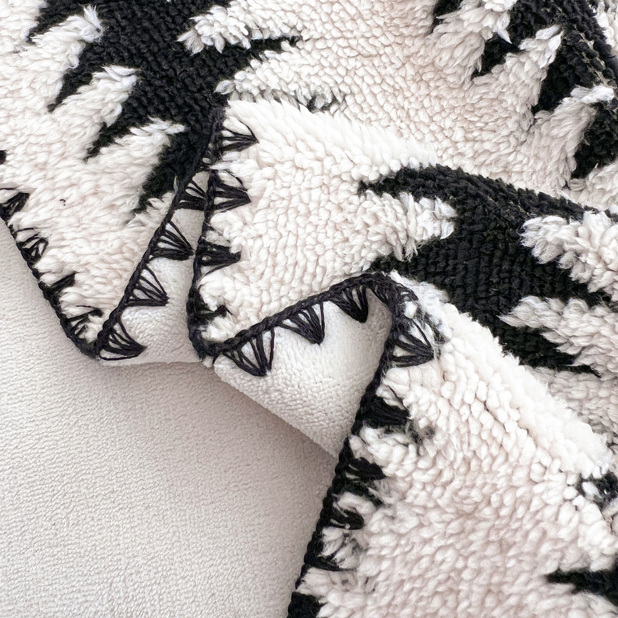 91家纺网 家纺一手货源 找家纺 娜朵家纺 2026新款阳离子牛奶绒双层毛球复合毯 步步高升