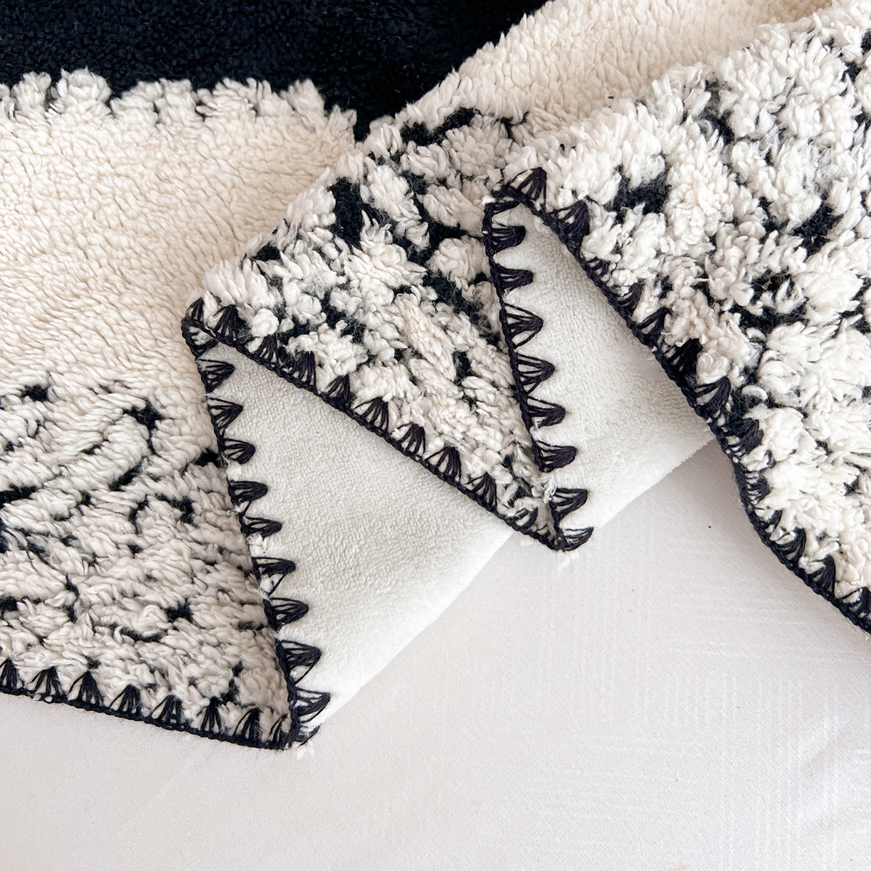 91家纺网 家纺一手货源 找家纺 娜朵家纺 2026新款阳离子牛奶绒双层毛球复合毯 黑白森林