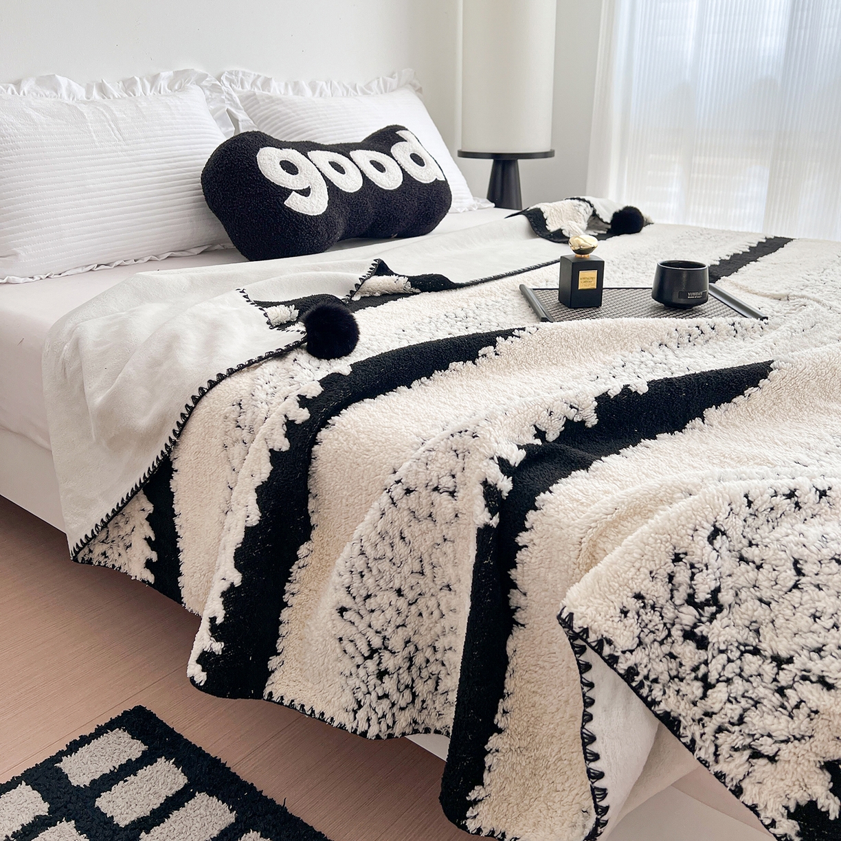 91家纺网 家纺一手货源 找家纺 娜朵家纺 2026新款阳离子牛奶绒双层毛球复合毯 黑白森林