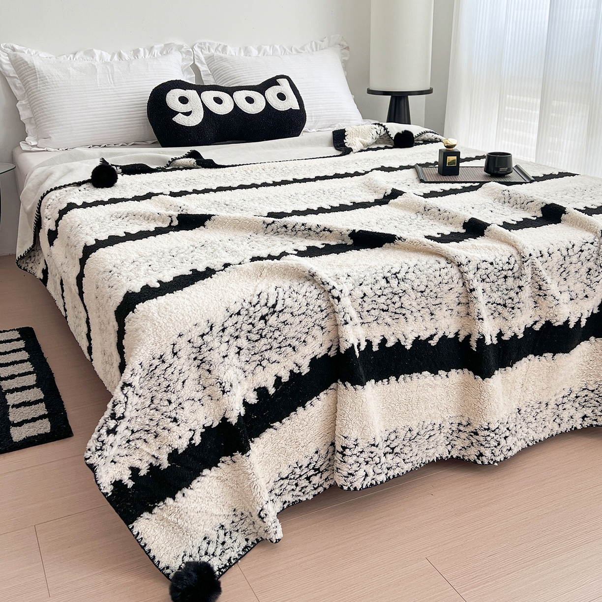 91家纺网 家纺一手货源 找家纺 娜朵家纺 2026新款阳离子牛奶绒双层毛球复合毯 黑白森林