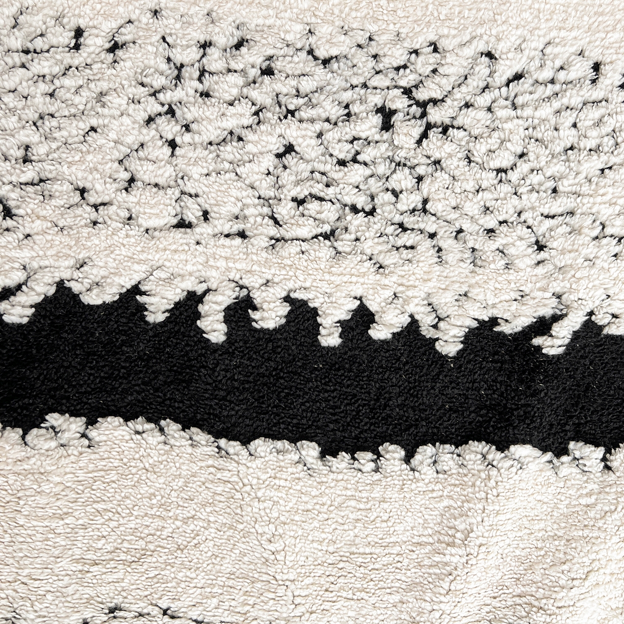 91家纺网 家纺一手货源 找家纺 娜朵家纺 2026新款阳离子牛奶绒双层毛球复合毯 黑白森林