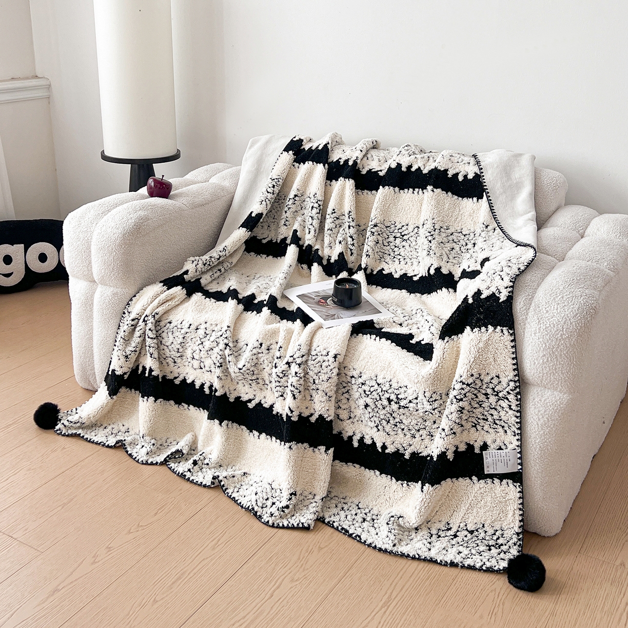 91家纺网 家纺一手货源 找家纺 娜朵家纺 2026新款阳离子牛奶绒双层毛球复合毯 黑白森林