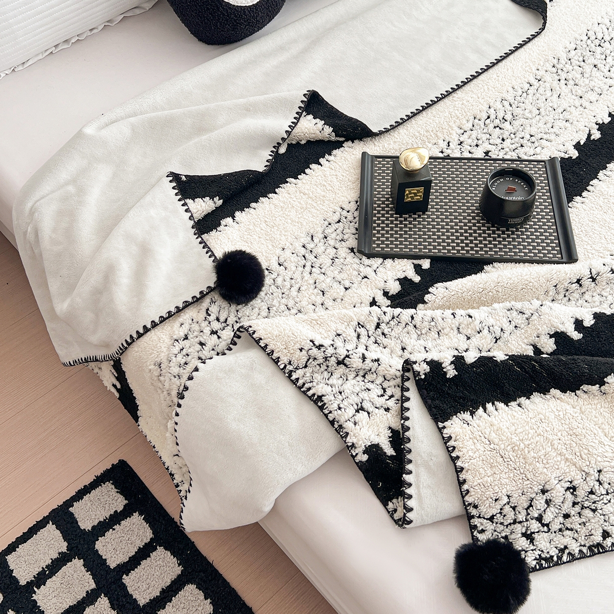 91家纺网 家纺一手货源 找家纺 娜朵家纺 2026新款阳离子牛奶绒双层毛球复合毯 黑白森林