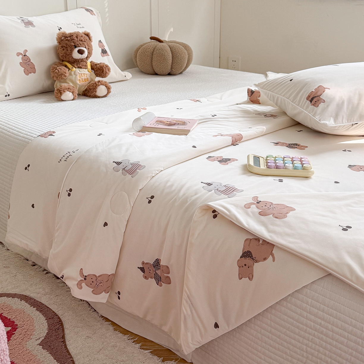 91家纺网 家纺一手货源 找家纺 金梦拉家纺 2026春夏新款锦氨凉感丝印花系列夏被空调被夏凉被 森林舞会