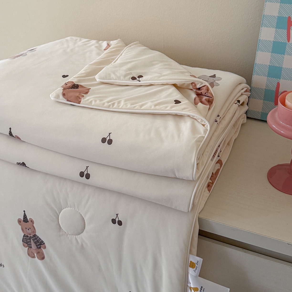 91家纺网 家纺一手货源 找家纺 金梦拉家纺 2026春夏新款锦氨凉感丝印花系列夏被空调被夏凉被 森林舞会