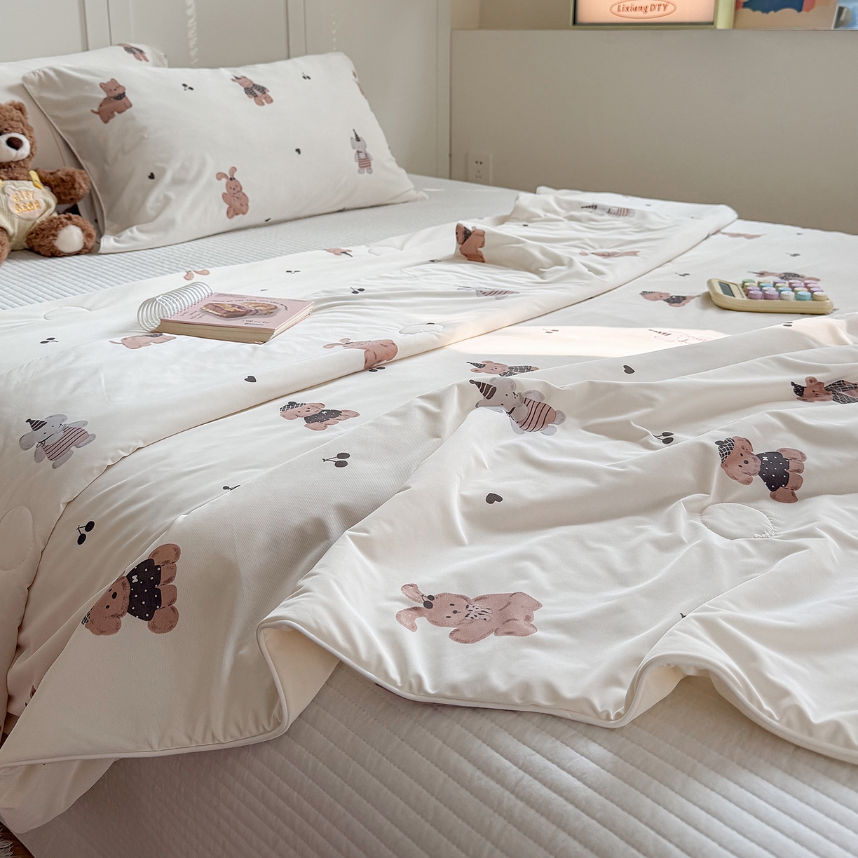 91家纺网 家纺一手货源 找家纺 金梦拉家纺 2026春夏新款锦氨凉感丝印花系列夏被空调被夏凉被 森林舞会