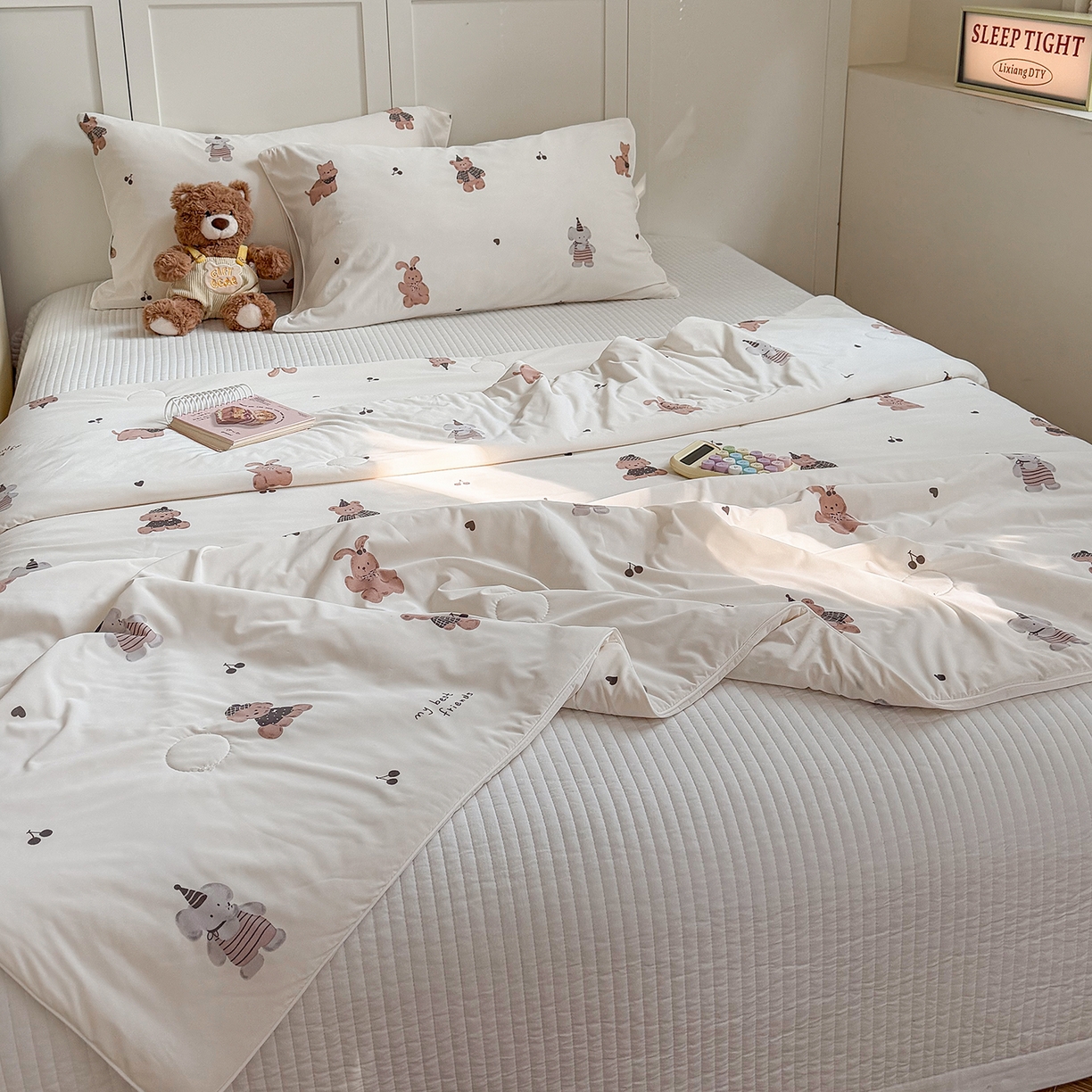 91家纺网 家纺一手货源 找家纺 金梦拉家纺 2026春夏新款锦氨凉感丝印花系列夏被空调被夏凉被 森林舞会