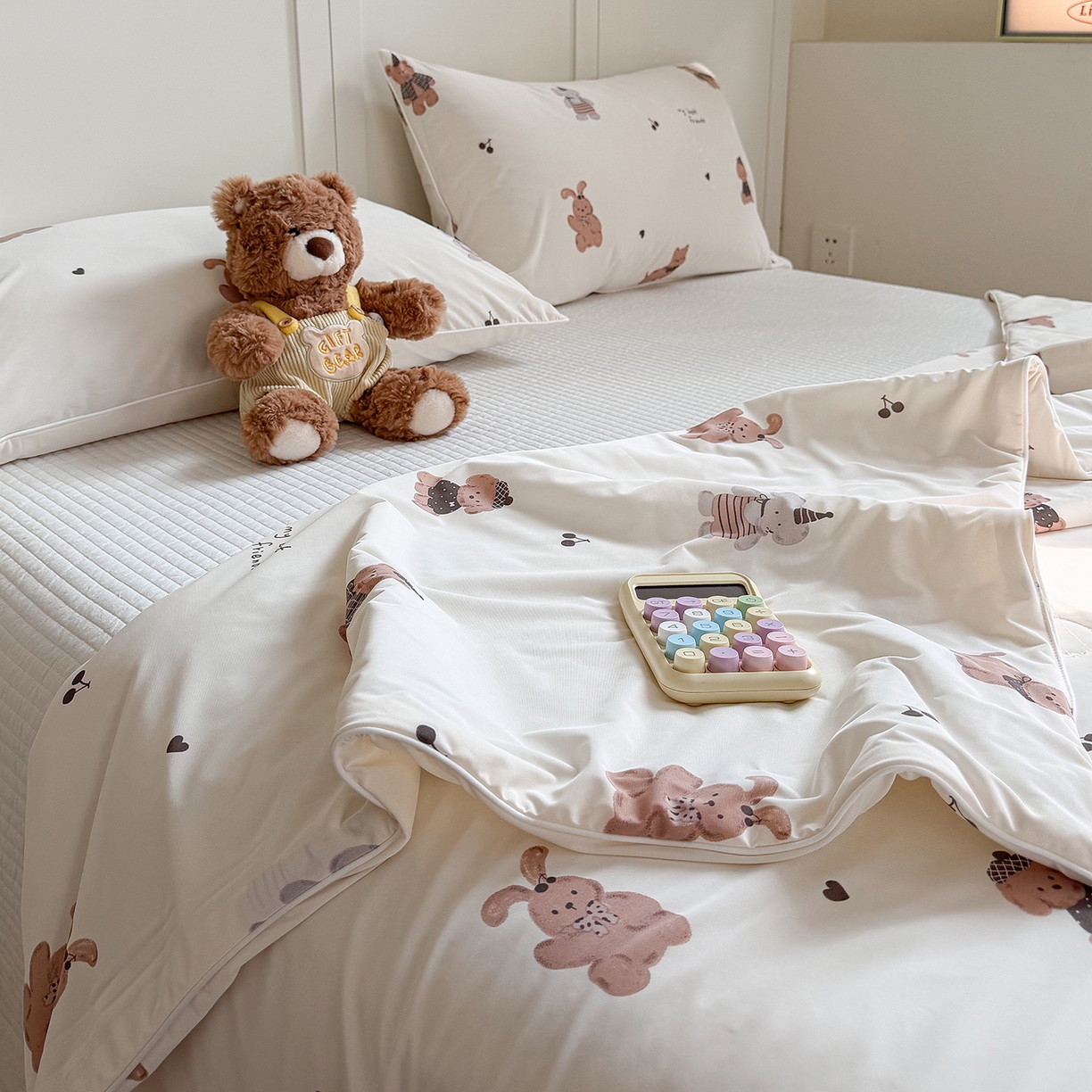 91家纺网 家纺一手货源 找家纺 金梦拉家纺 2026春夏新款锦氨凉感丝印花系列夏被空调被夏凉被 森林舞会