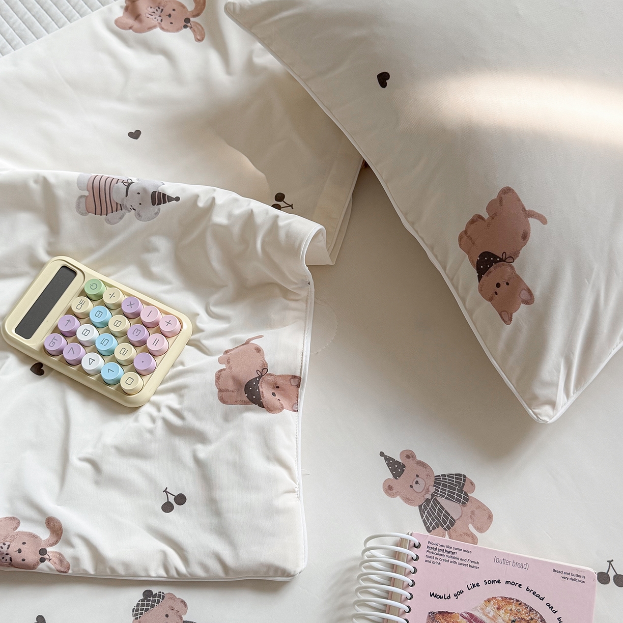 91家纺网 家纺一手货源 找家纺 金梦拉家纺 2026春夏新款锦氨凉感丝印花系列夏被空调被夏凉被 森林舞会