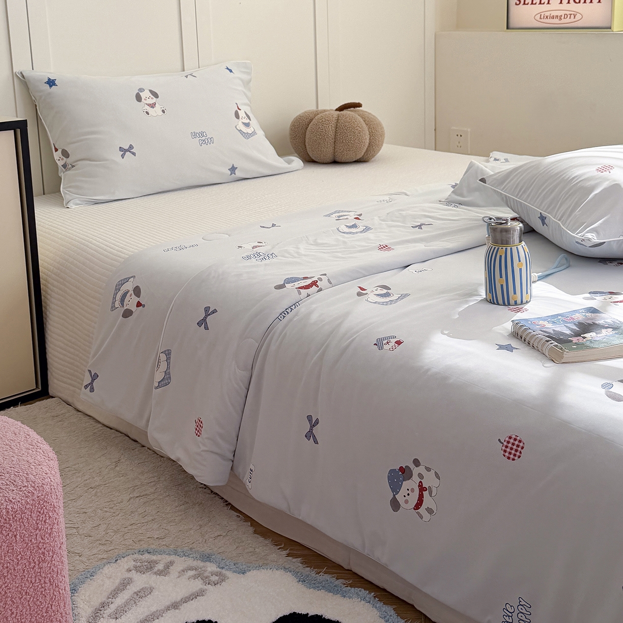 91家纺网 家纺一手货源 找家纺 金梦拉家纺 2026春夏新款锦氨凉感丝印花系列夏被空调被夏凉被 顽皮小宠