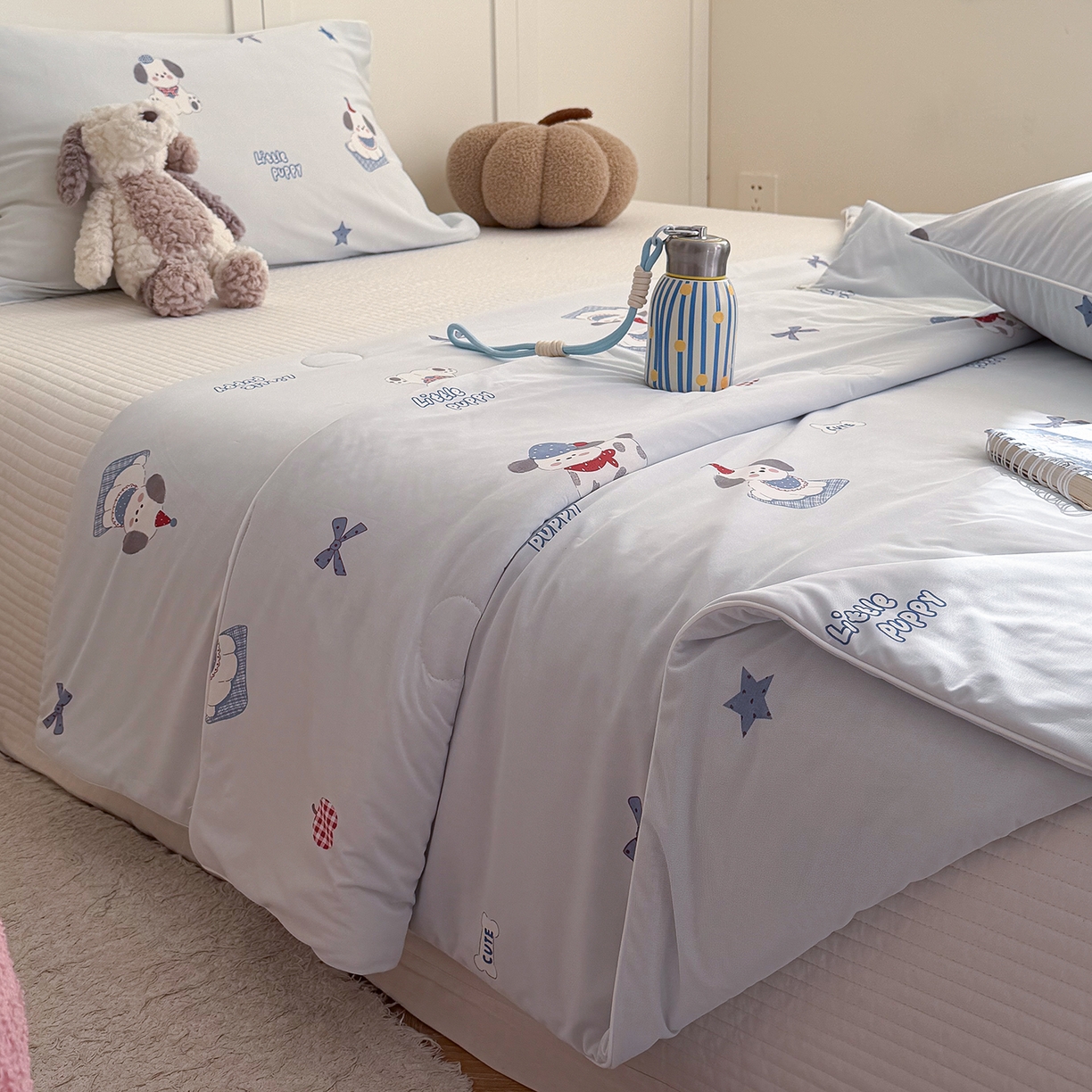 91家纺网 家纺一手货源 找家纺 金梦拉家纺 2026春夏新款锦氨凉感丝印花系列夏被空调被夏凉被 顽皮小宠