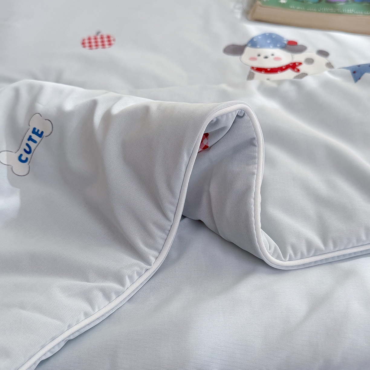 91家纺网 家纺一手货源 找家纺 金梦拉家纺 2026春夏新款锦氨凉感丝印花系列夏被空调被夏凉被 顽皮小宠